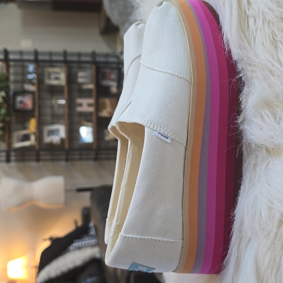 Women's White TOMS Canvas Platform Shoes. Size 9 - Picture 6 of 10